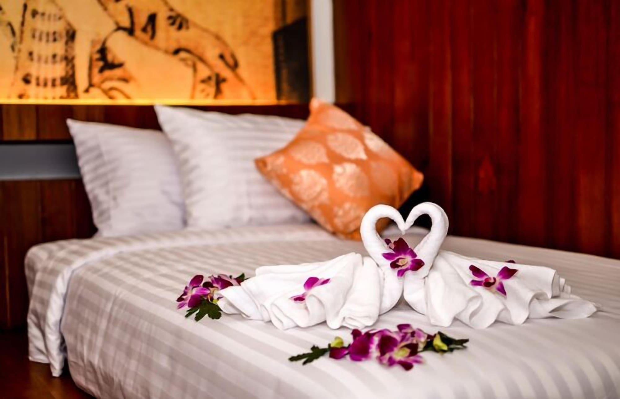 Lap Roi Karon Beachfront By Shanaya Esterno foto